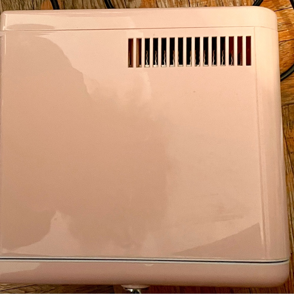 Frigidaire Pink Mini Fridge - Retro - EFMIS129 - Picture 7 of 7